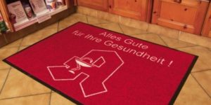 logoztott labtorlo szonyeg